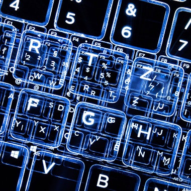 Tasten einer beleuchteten Tastatur (Aufnahme mit Zoomeffekt).