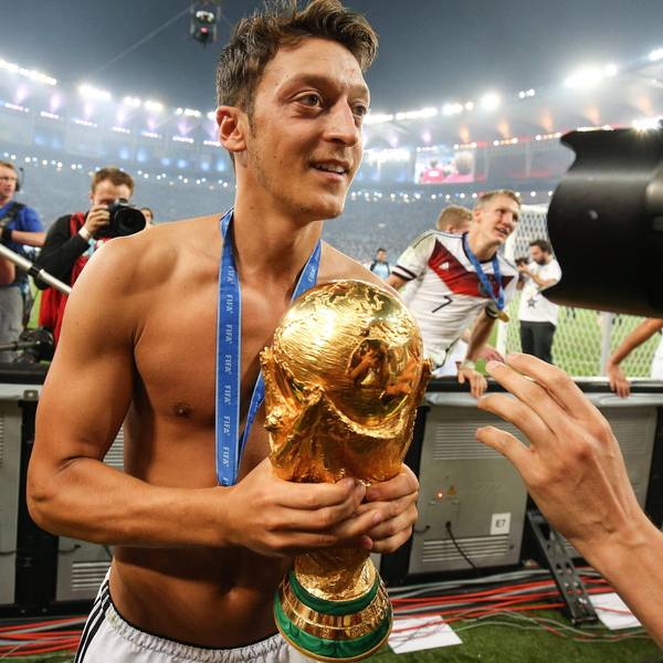 Als Fußballer noch schlank und beweglich, heute baut Mesut Özil lieber Muskeln im Fitnessstudio auf.