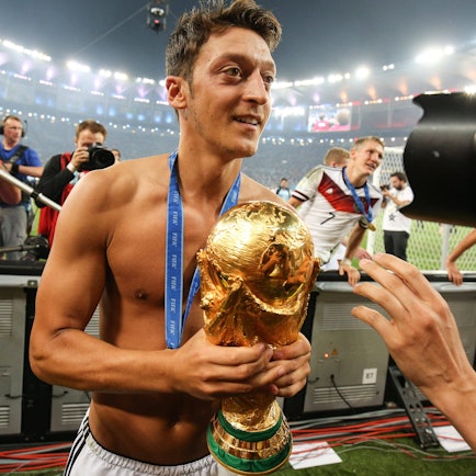 Als Fußballer noch schlank und beweglich, heute baut Mesut Özil lieber Muskeln im Fitnessstudio auf.