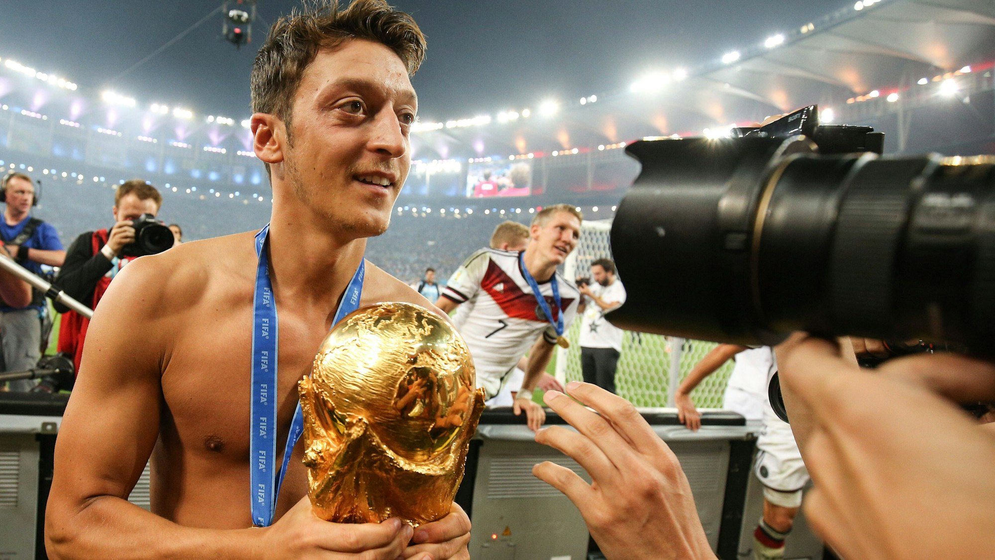 Als Fußballer noch schlank und beweglich, heute baut Mesut Özil lieber Muskeln im Fitnessstudio auf.