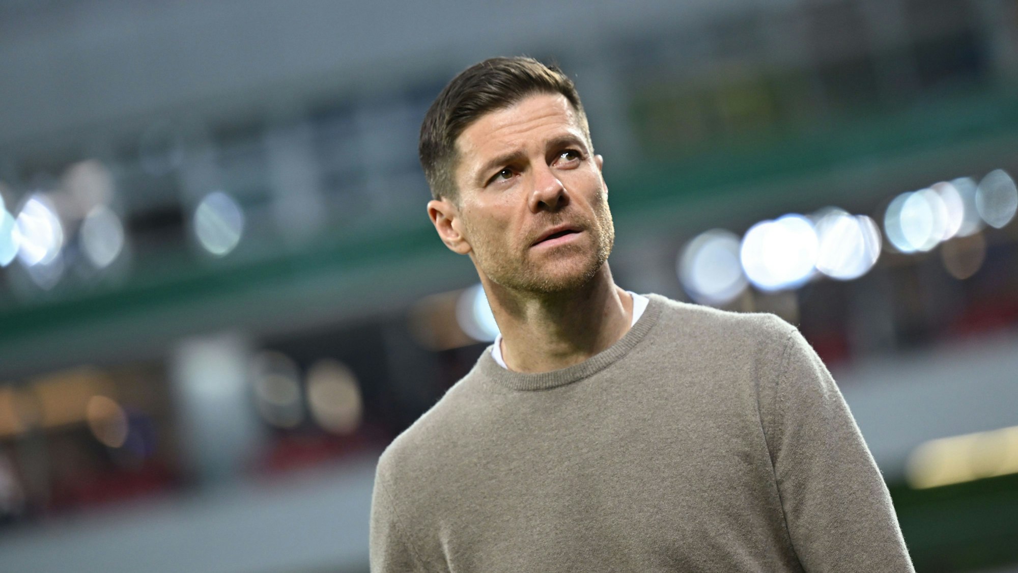 Leverkusens Trainer Xabi Alonso steht vor dem Spiel im Stadion.