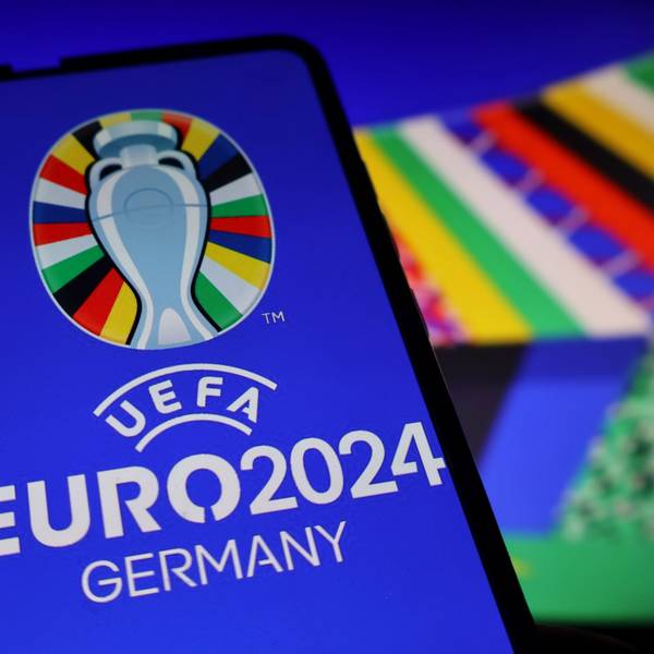 Das Logo der UEFA Euro 2024 ist auf einem Smartphone zu sehen. Die Fußball-Europameisterschaft findet vom 14.06. - 14.07.2024 in Deutschland statt.