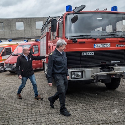 Der Leverkusener Feuerwehrchef Hermann Greven (Vorne) übergibt Gert Kortschlag für die Ukraine einen ausgedienten Rettungswagen und einen Mannschaftsbus.