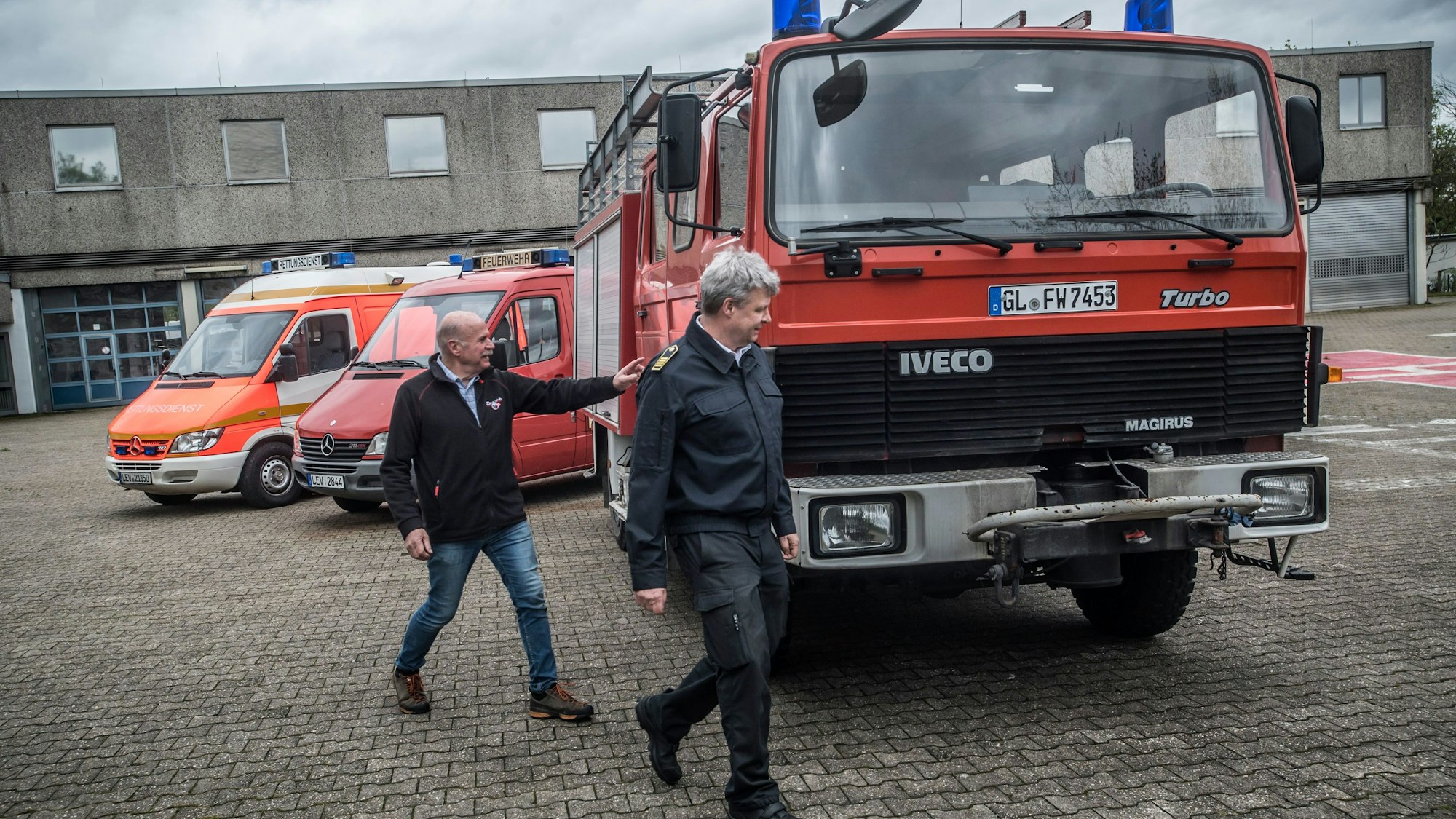 Der Leverkusener Feuerwehrchef Hermann Greven (Vorne) übergibt Gert Kortschlag für die Ukraine einen ausgedienten Rettungswagen und einen Mannschaftsbus.