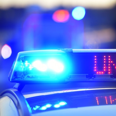 Auf einem Polizeifahrzeug warnt am eine Leuchtschrift vor einer Unfallstelle.