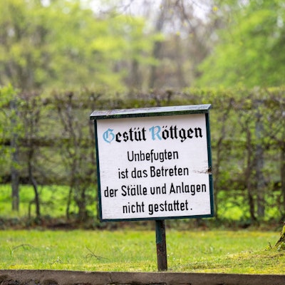 Ein Schild im Gestüt Röttgen, auf dem steht: Unbefugten ist das Betreten der Ställe und Anlagen nicht gestattet.