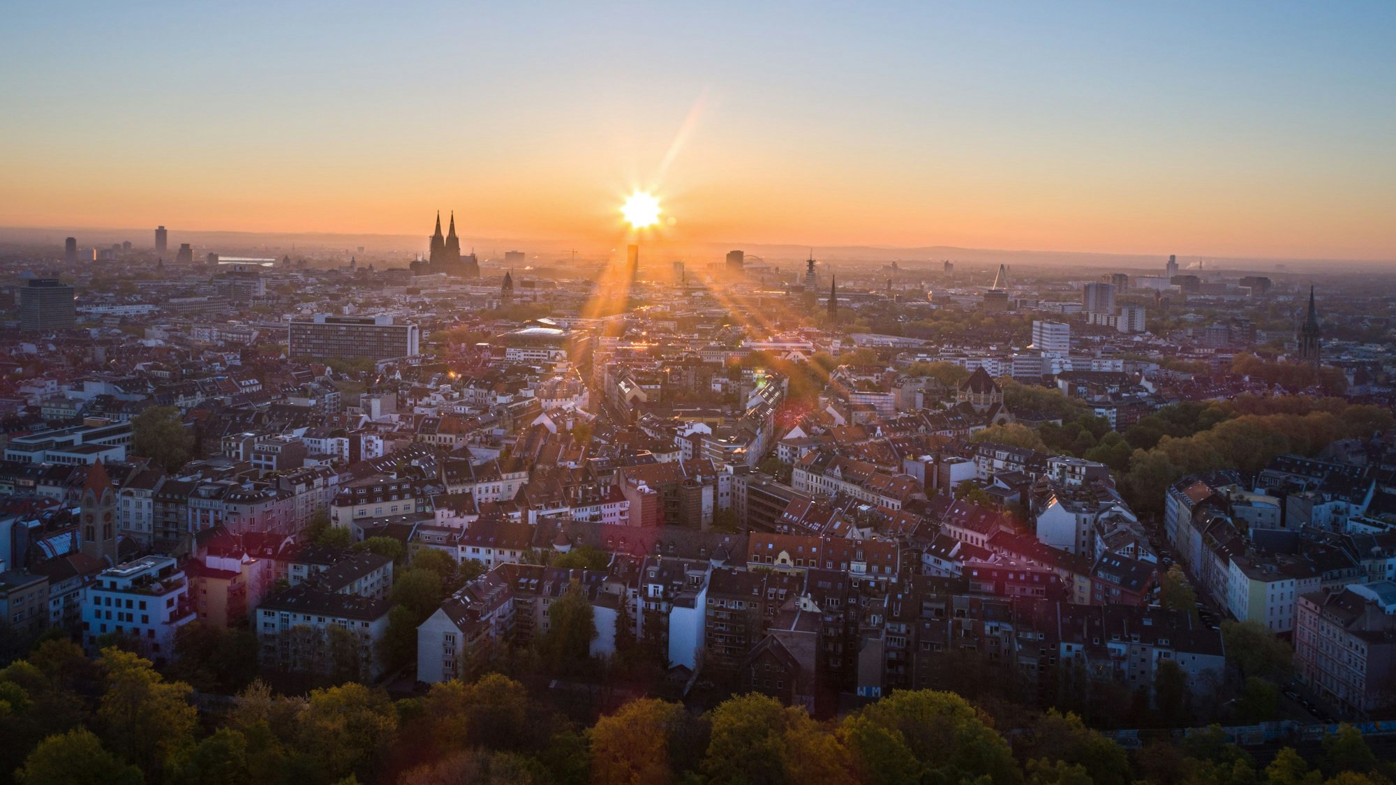 Sonnenaufgang im April über Köln. (Archivbild)