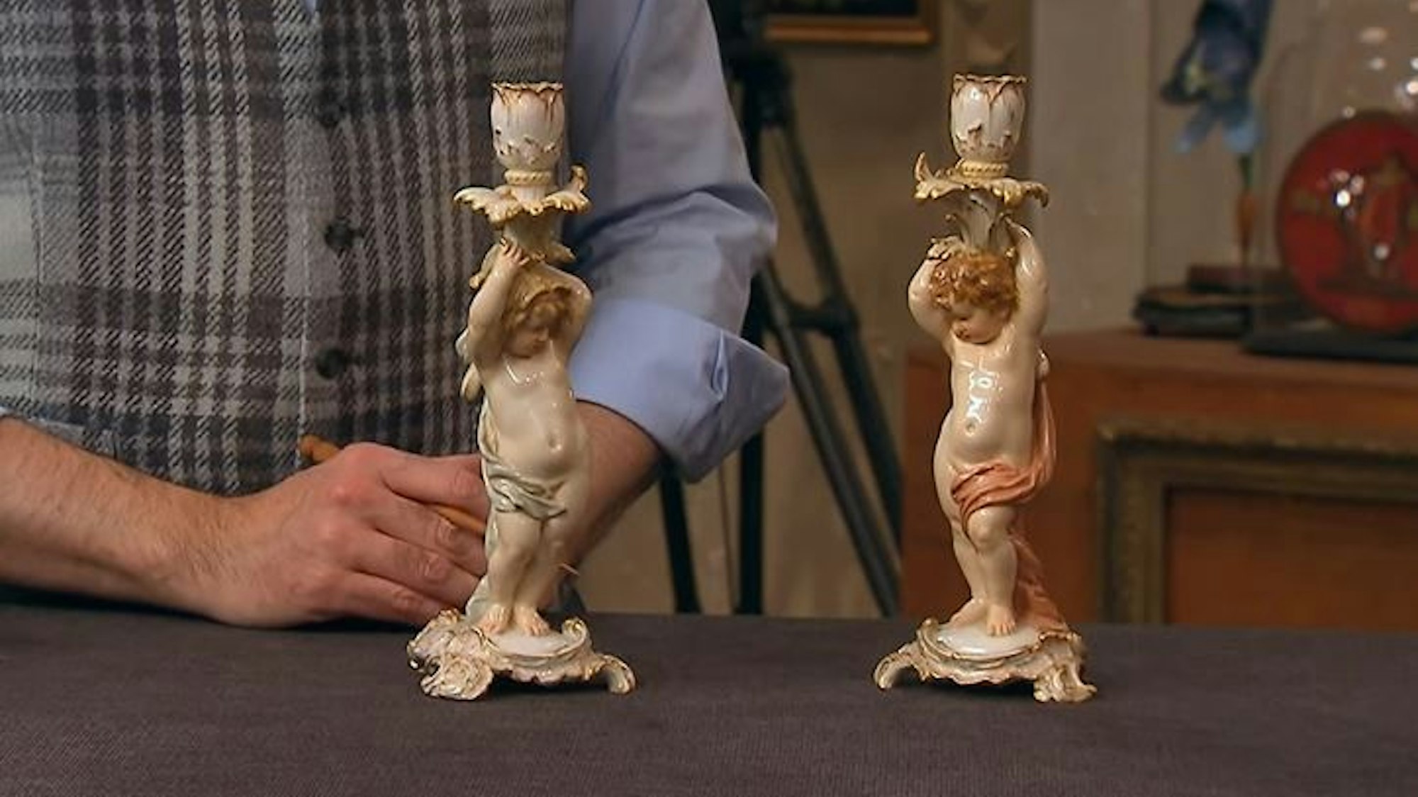 Die beiden Leuchter aus Solingen auf dem Tisch der Expertise bei „Bares für Rares“.