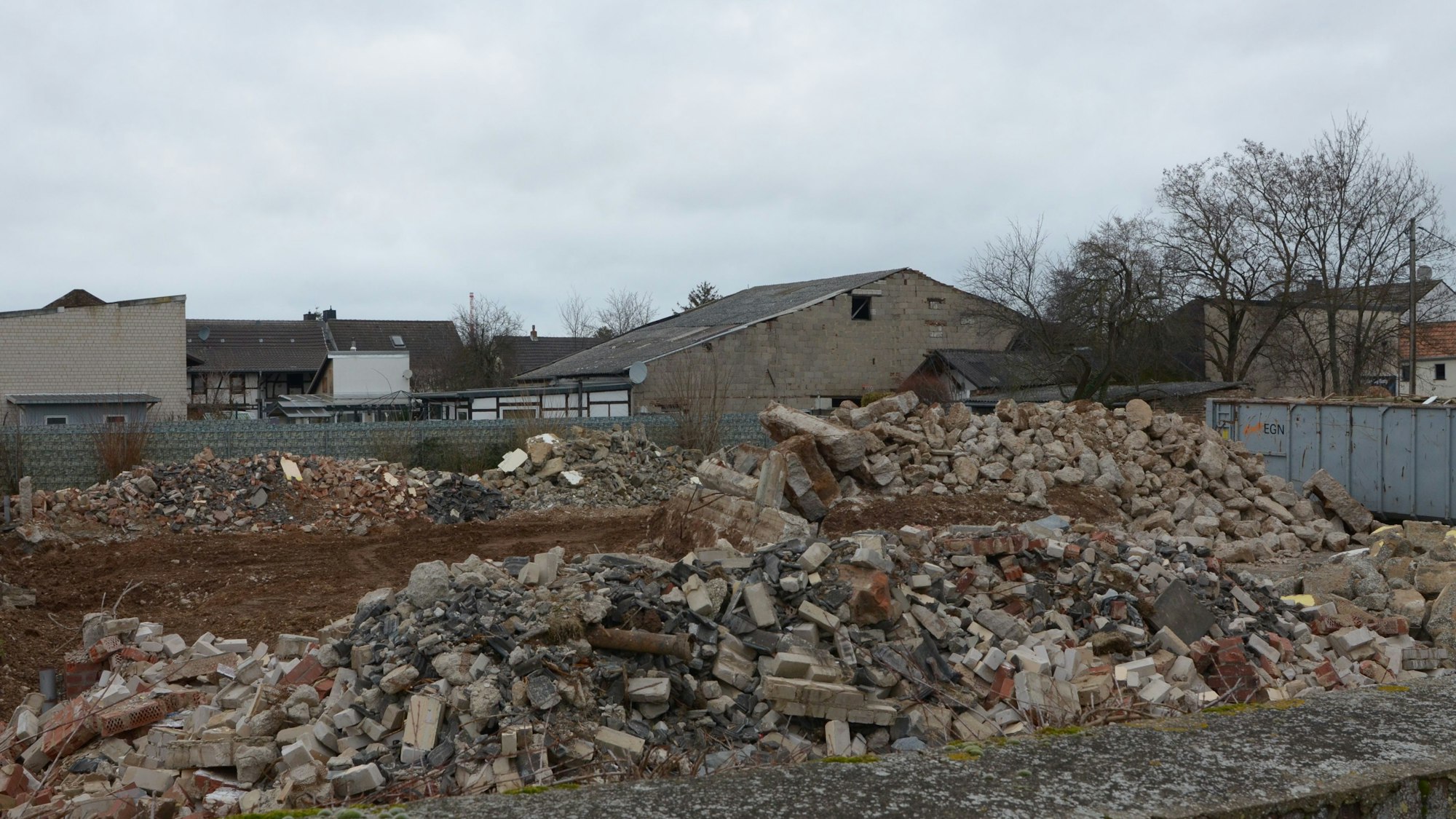 Auf dem Grundstück liegen große Mengen Bauschutt.