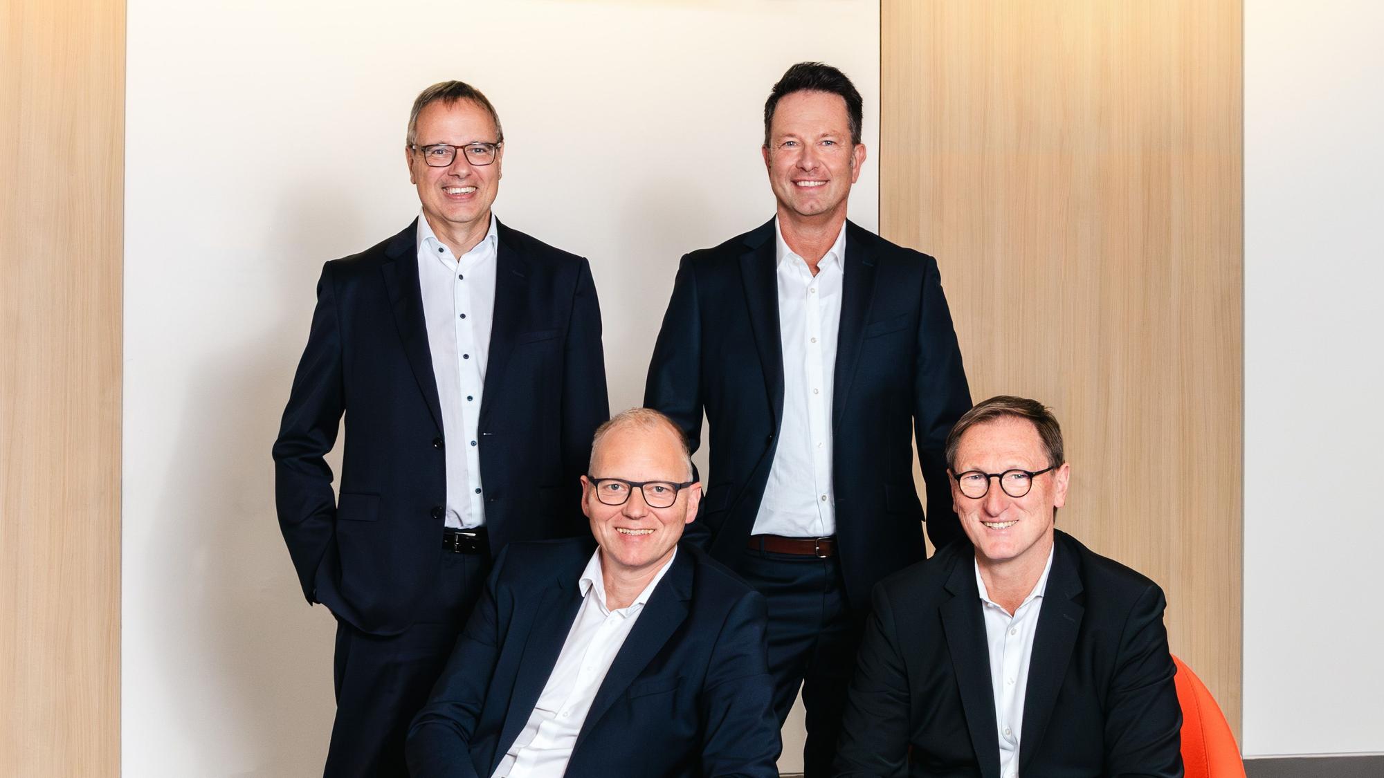 Der Vorstand der VR Bank Bergisch Gladbach-Leverkusen: (v.l.) Alexander Litz (Vorstandsmitglied), Thomas Büscher (stv. Vorstandsvorsitzender), Volker Wabnitz (Vorstandsmitglied), Lothar Uedelhoven (Vorstandsvorsitzender).