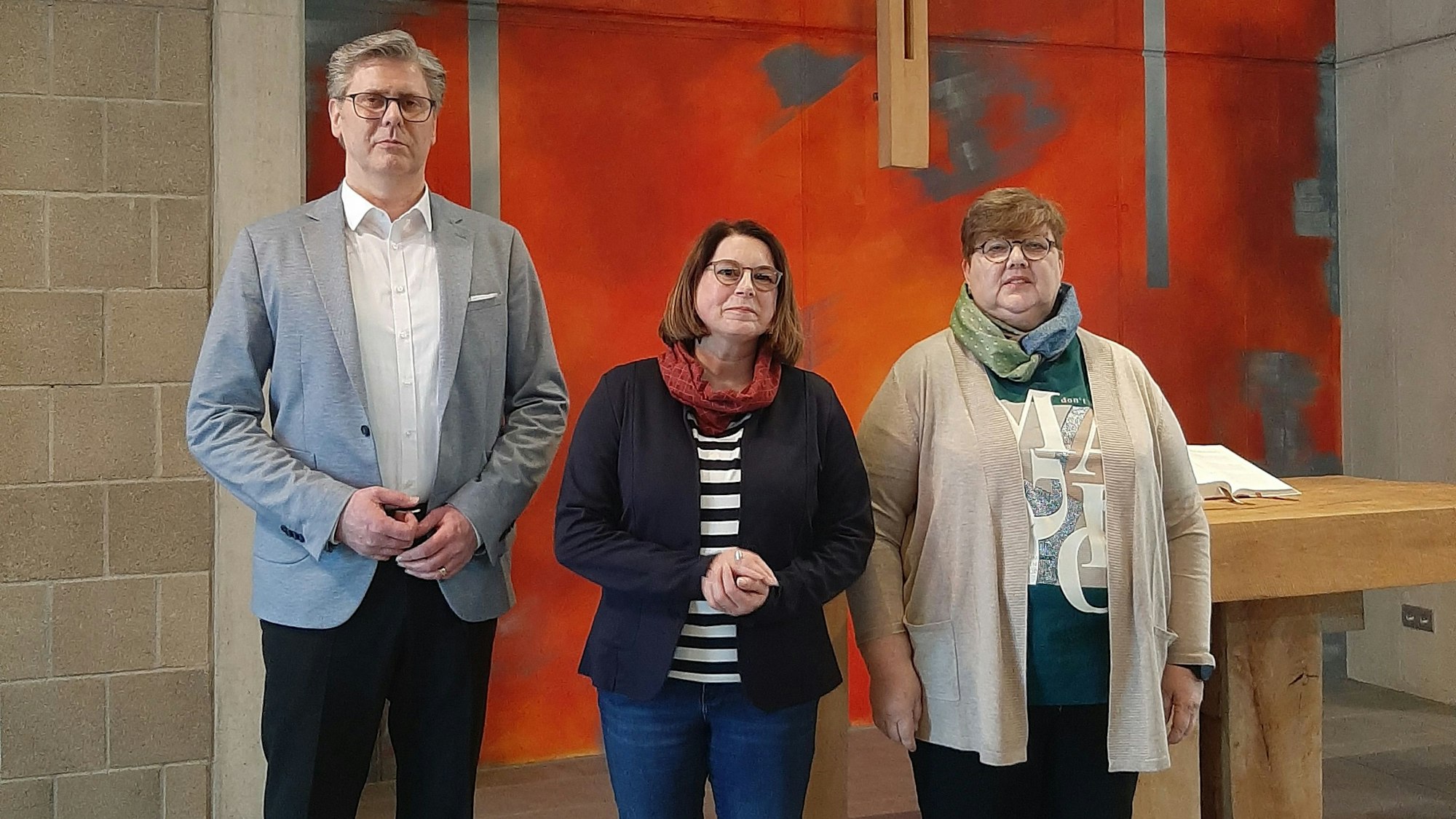 Pressekonferenz zur neuen Struktur der Kinder- und Jugendarbeit im Kirchenkreis Leverkusen. Von links: Superintendent Bernd-Ekkehart Scholten, Michaela Bolz (Jugendreferat), Veronika Kuffner (Jugendwerk).