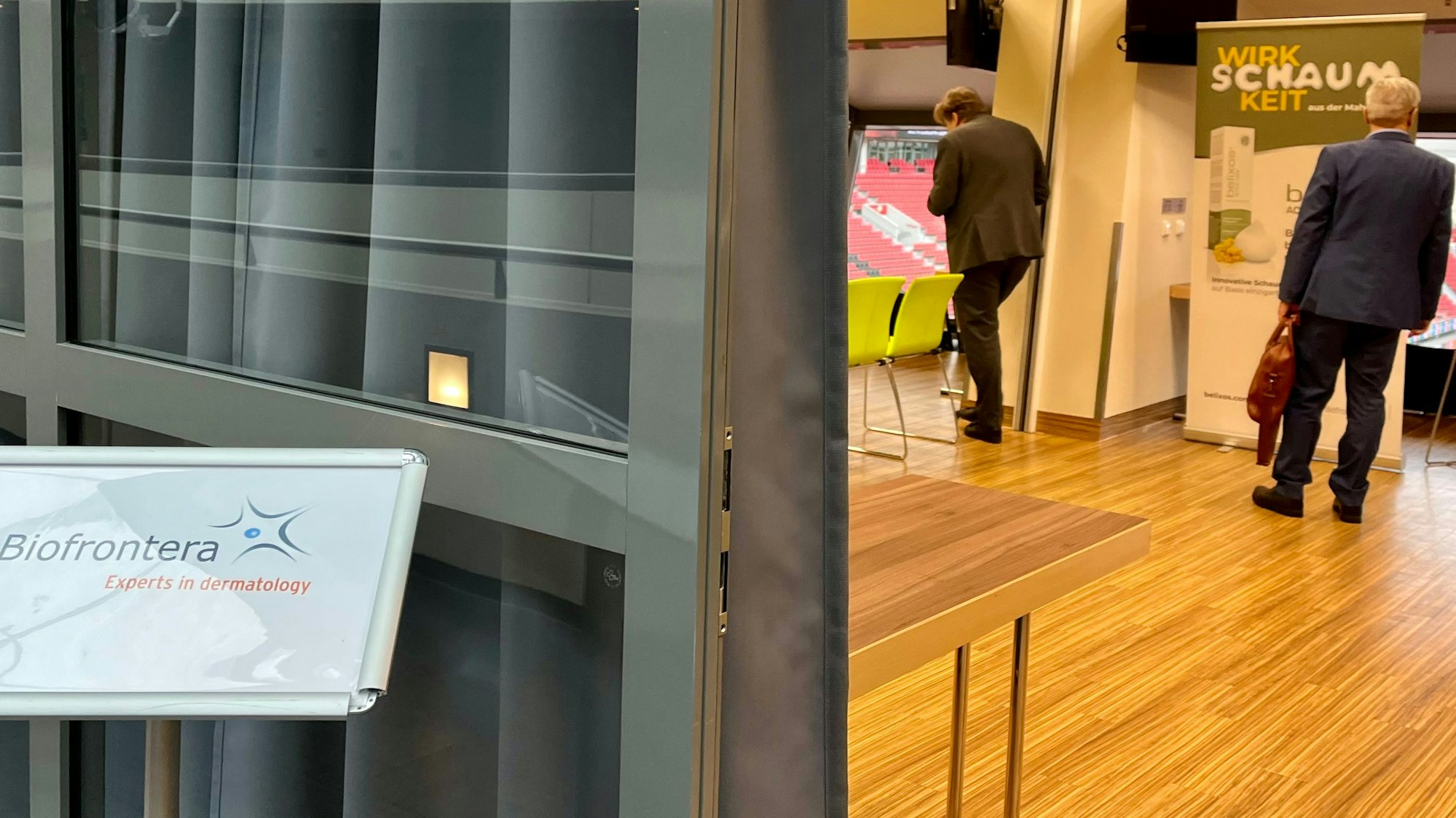 Blick in den Tagungsraum „Zuckerpass“ in der Bay-Arena, im Vordergrund eine Tafel mit der Aufschrift Biofrontera