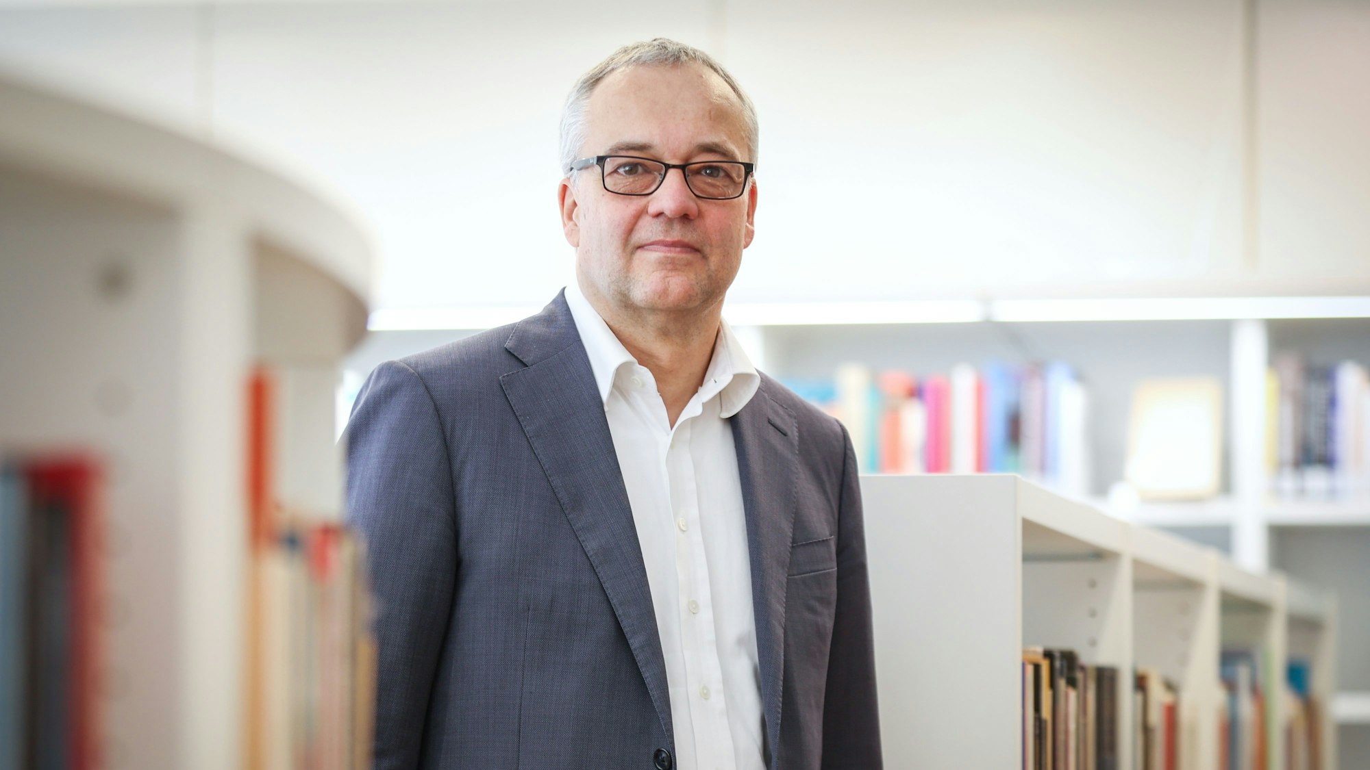 25.03.2024
Köln:
Warum fällt es uns so schwer, etwas gegen den Klimawandel zu tun? Jens Beckert, Direktor am Max-Planck-Institut für Gesellschaftsforschung und Professor für Soziologie, hat darüber ein Buch geschrieben ("Verkaufte Zukunft") und spricht am 10. April mit Gert Scobel in der Stadtbibliothek.
Foto: Martina Goyert