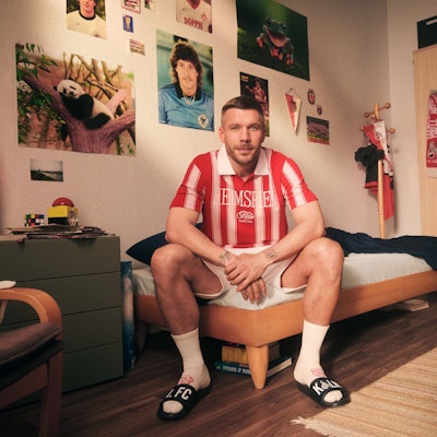 Lukas Podolski präsentiert die neue Kollektion des 1. FC Köln mit dem Kölner Modelabel Armedangels.