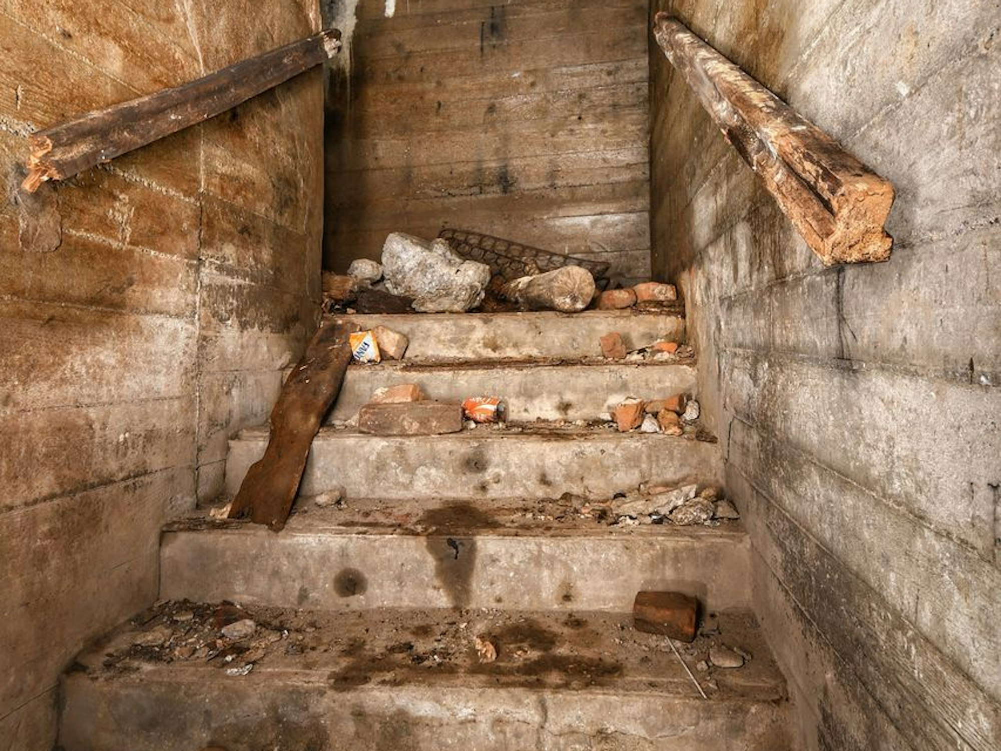 Überreste vermutlich von Jugendlichen, die sich vor 40 Jahren hier im Luftschutzbunker in Zons getroffen haben.