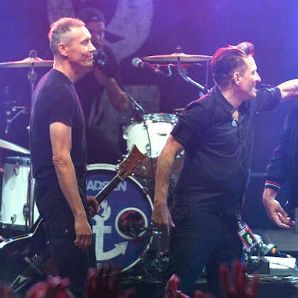 26.08.2016, Mecklenburg-Vorpommern, Jamel: Farin Urlaub (l-r), Bela B. und Rodrigo Gonzalez von der Band Die Ärzte stehen auf der Bühne des Open-Air-Musikfestivals «Jamel rockt den Förster» - Rock gegen Rechts.