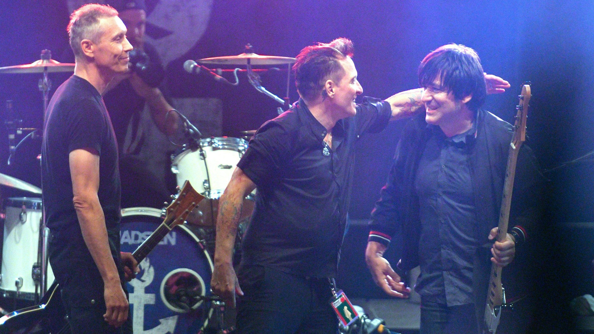 26.08.2016, Mecklenburg-Vorpommern, Jamel: Farin Urlaub (l-r), Bela B. und Rodrigo Gonzalez von der Band Die Ärzte stehen auf der Bühne des Open-Air-Musikfestivals «Jamel rockt den Förster» - Rock gegen Rechts.