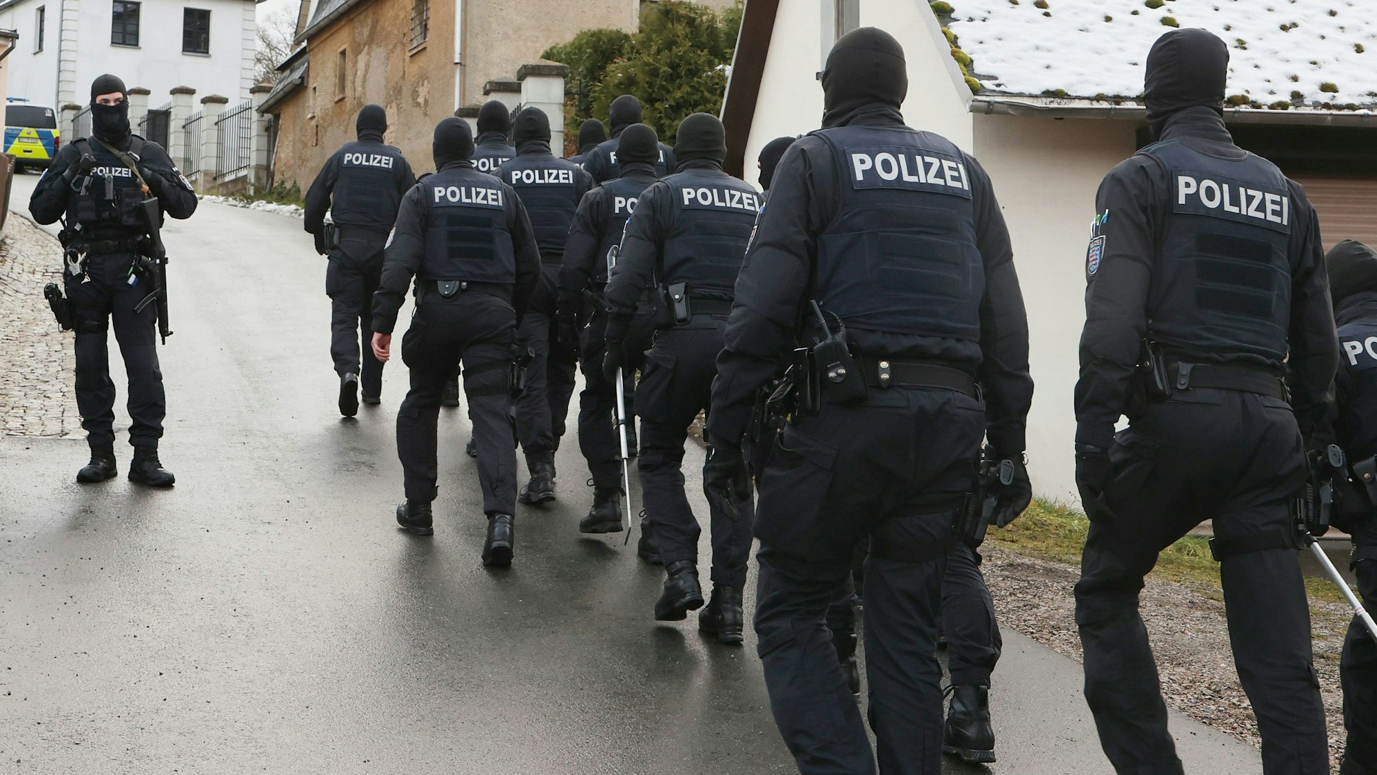Einsatzkräfte der Polizei laufen zum Jagdschloss Waidmannsheil, während der Durchsuchung durch die Polizei. Die Bundesanwaltschaft hat nach der großangelegten Anti-Terror-Razzia gegen sogenannte Reichsbürger im Dezember 2022 erstmals Anklage erhoben. Es geht um 27 Tatverdächtigte, wie die Behörde am Dienstag in Karlsruhe mitteilte. +++ dpa-Bildfunk +++