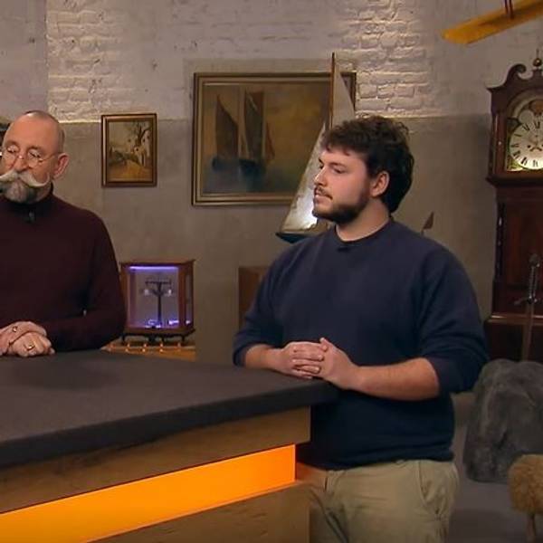 Student Felix Scheelhaase (v.l.) neben Moderator Horst Lichter und Colmar Schulte-Goltz bei der Expertise von „Bares für Rares“.