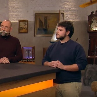 Student Felix Scheelhaase (v.l.) neben Moderator Horst Lichter und Colmar Schulte-Goltz bei der Expertise von „Bares für Rares“.