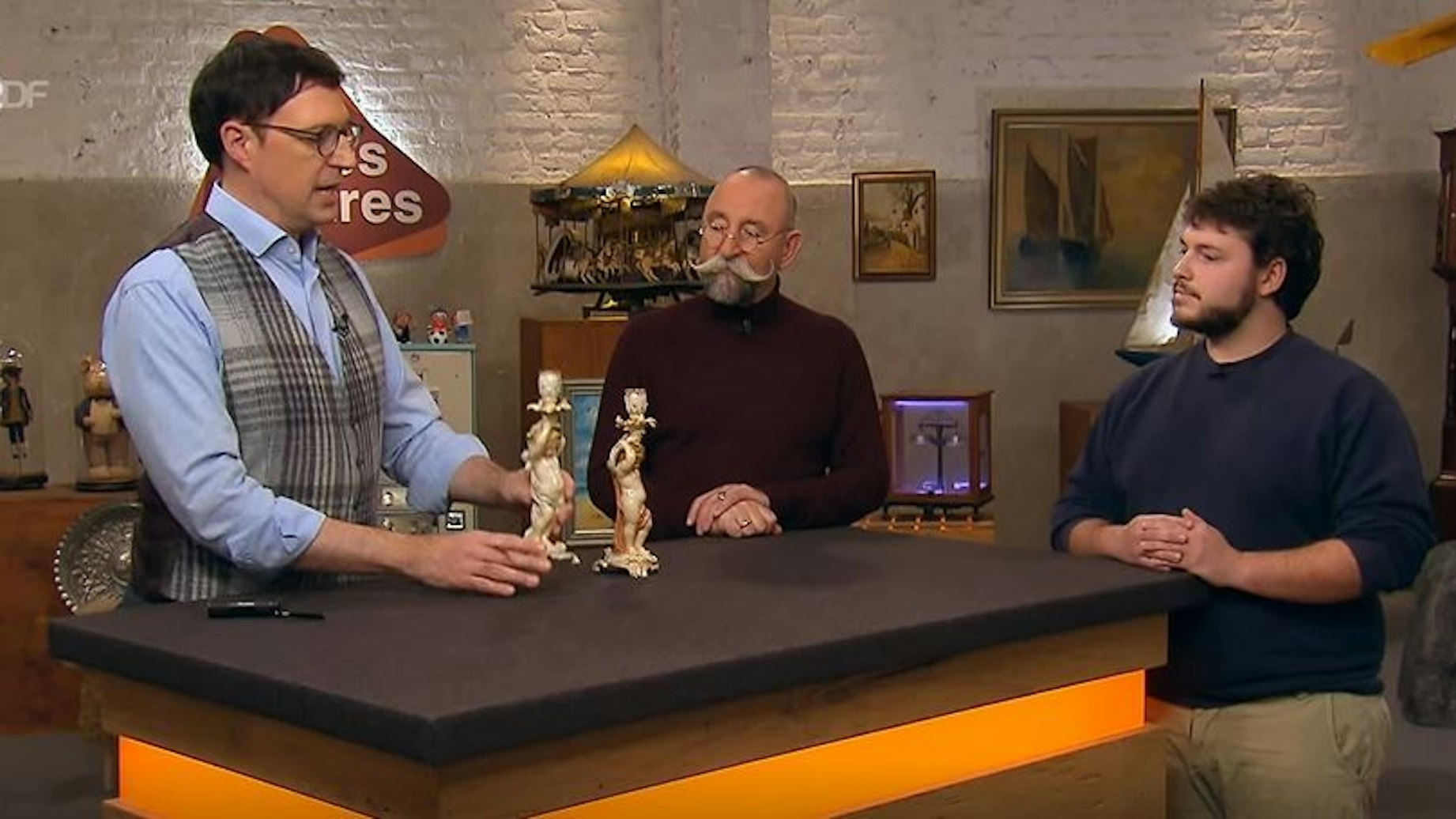 Student Felix Scheelhaase (v.l.) neben Moderator Horst Lichter und Colmar Schulte-Goltz bei der Expertise von „Bares für Rares“.