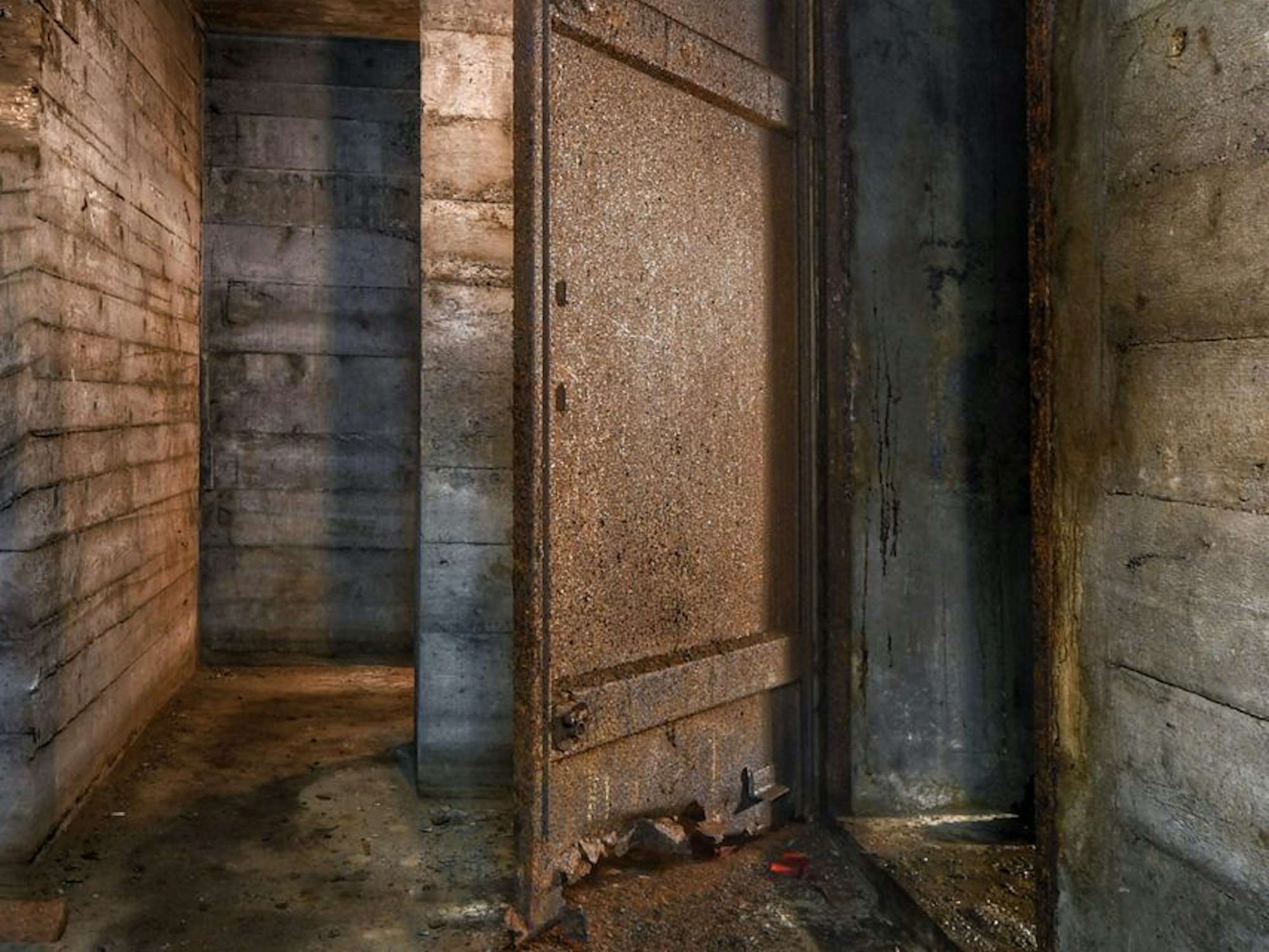 Blick auf eine verrostete Tür im Rheintor-Bunker in Dormagen.