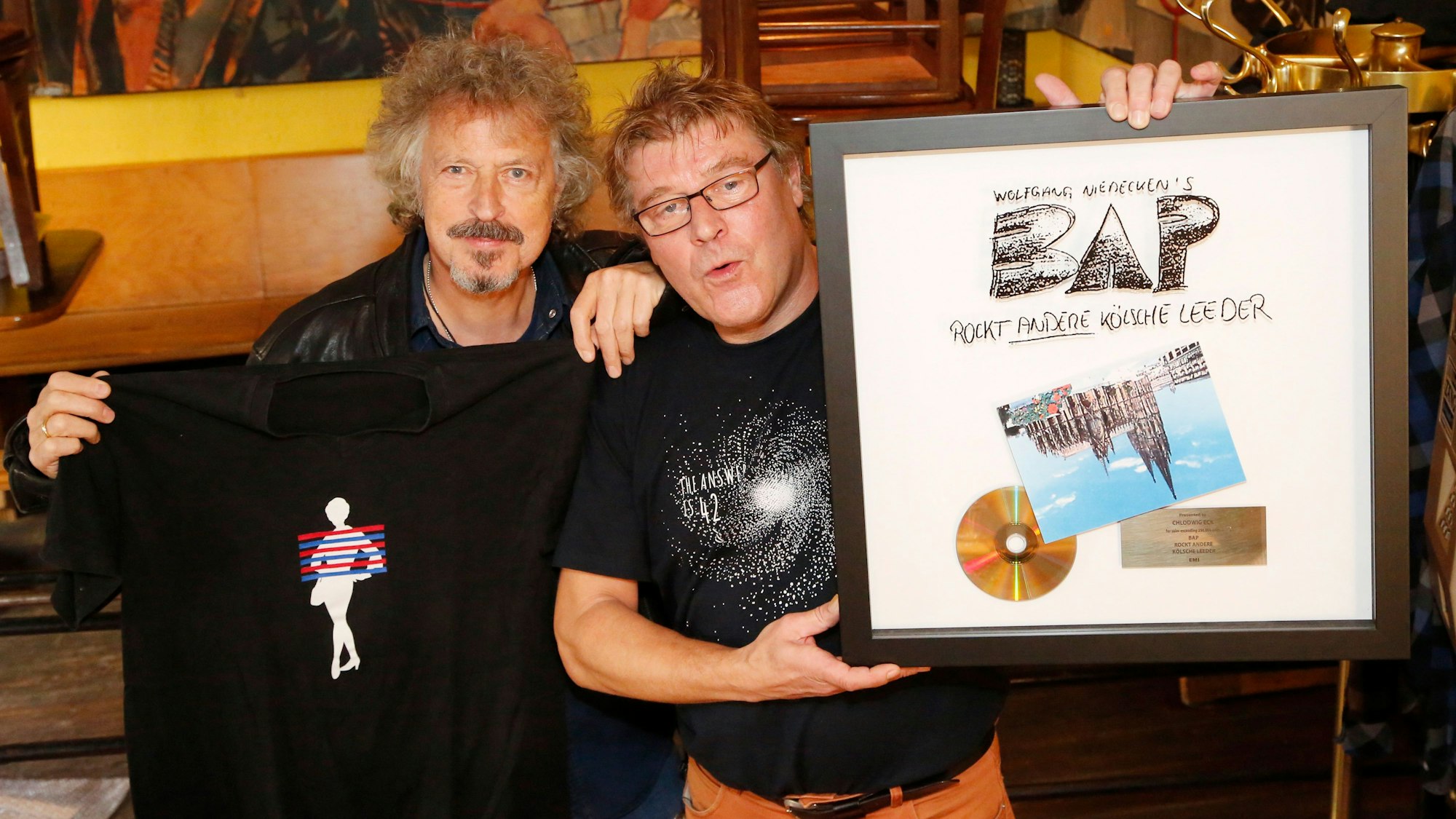 Wolfgang Niedecken übergab 2016 eine Goldene Schallplatte an Robert Hilbers vom Chlodwig Eck.