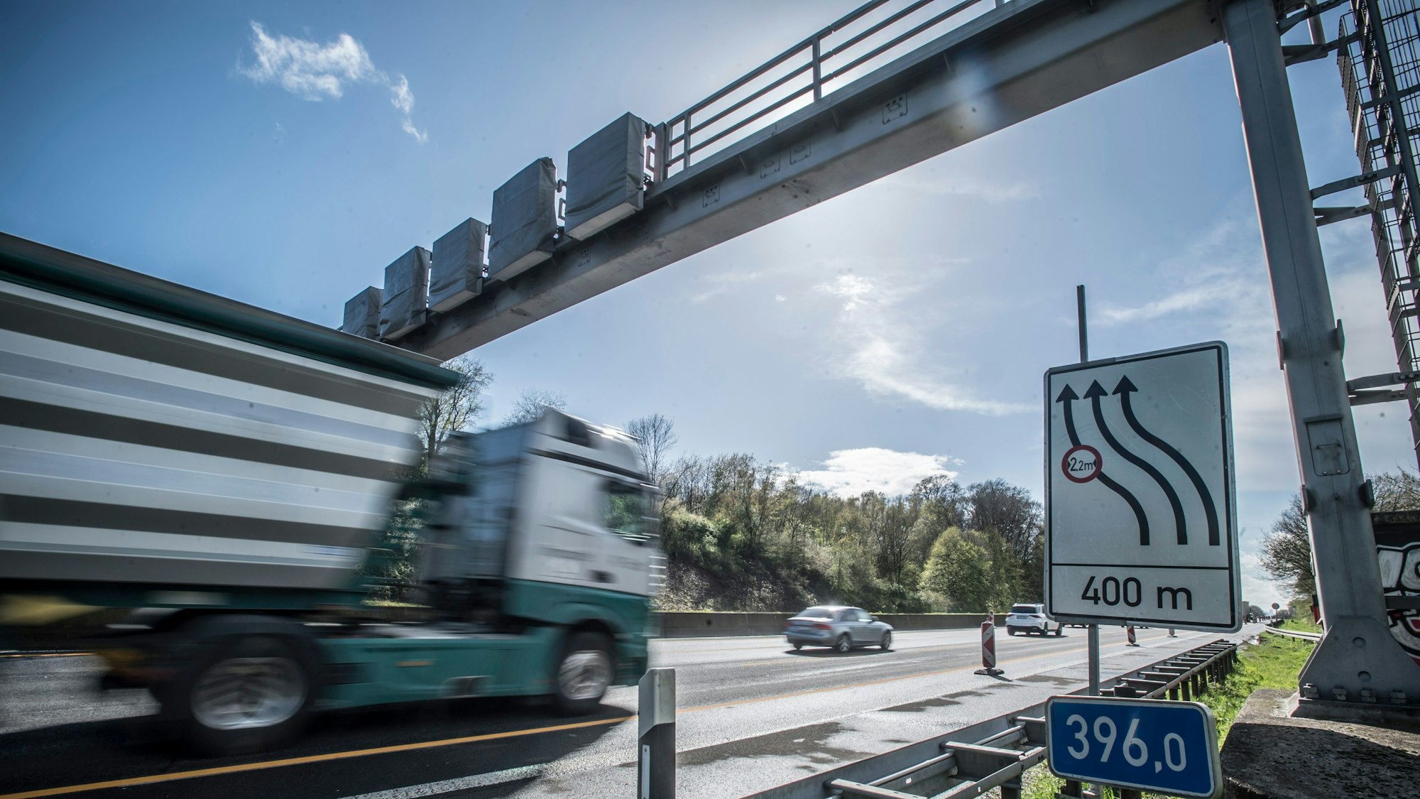 Genau bei Kilometer 396 stand die Geschwindigkeitsmessanlage auf der Autobahn 1 zwischen Burscheid und Leverkusen.