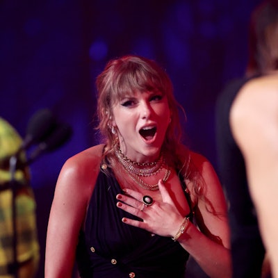 Taylor Swift nimmt auf der Bühne der MTV Video Music Awards 2023 die Auszeichnung „Song of the Year“ für „Anti-Hero“ entgegen.