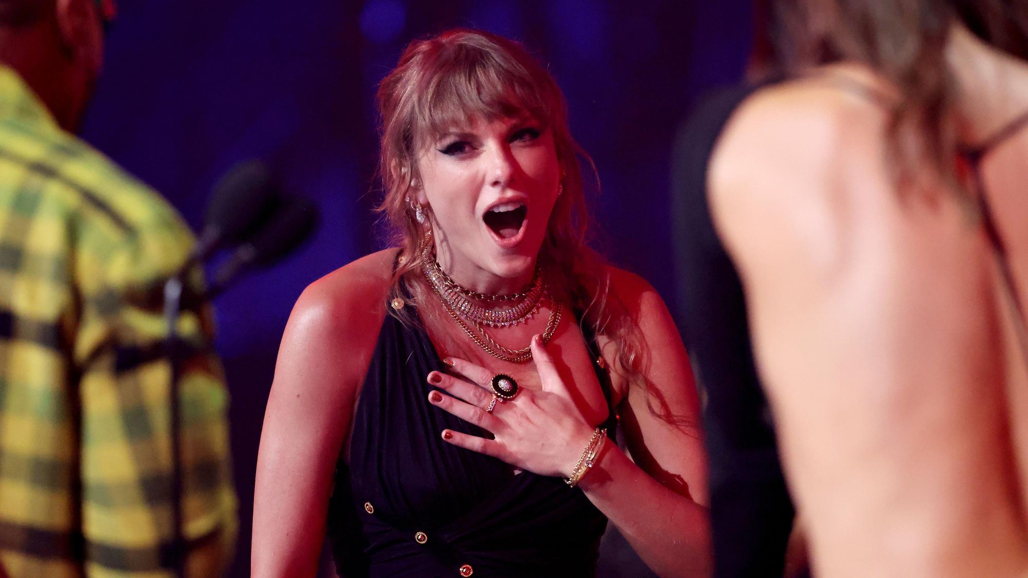 Taylor Swift nimmt auf der Bühne der MTV Video Music Awards 2023 die Auszeichnung „Song of the Year“ für „Anti-Hero“ entgegen.