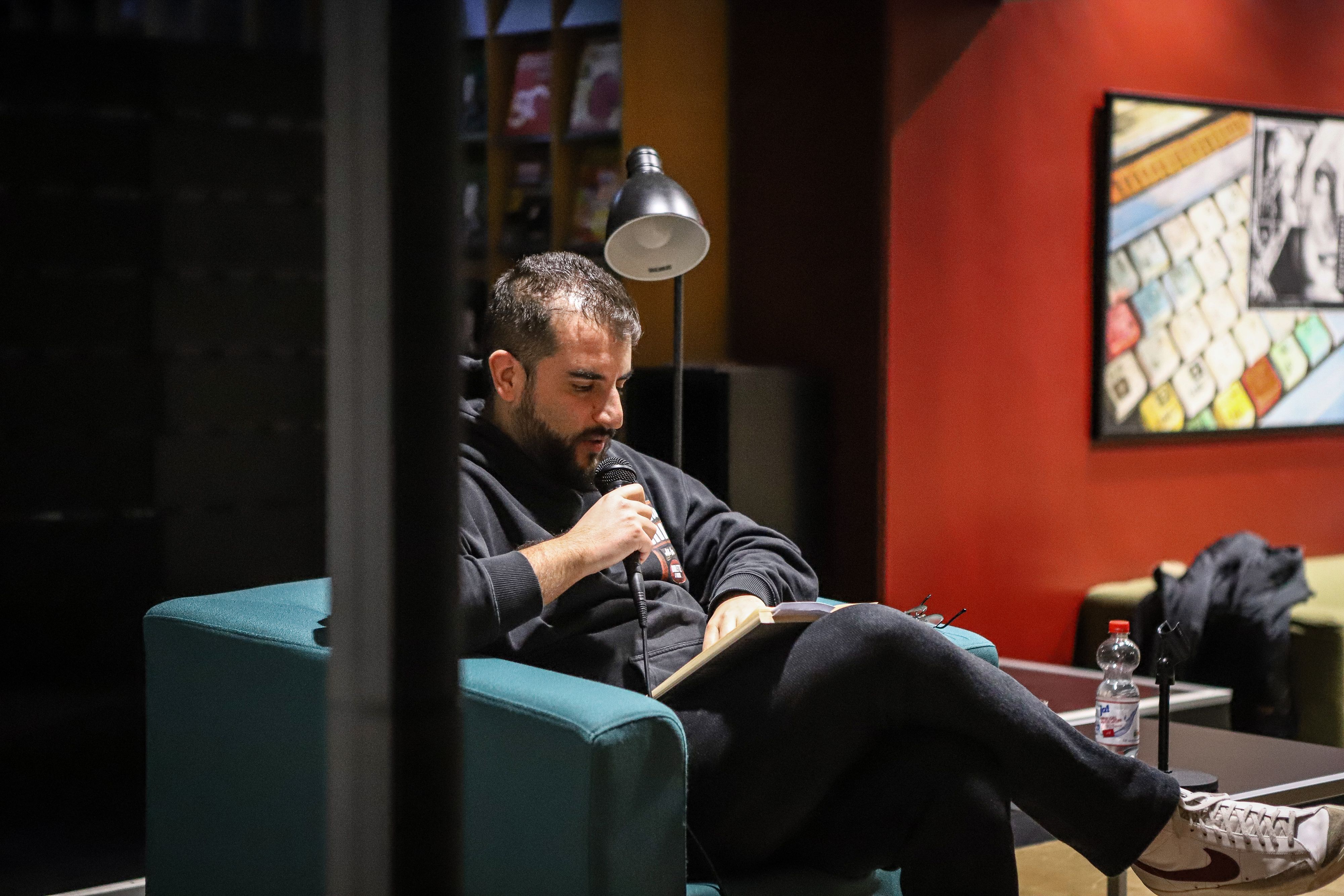 Die Woche gegen Antisemitismus in Leverkusen endete mit der Lesung „Ehrensache! Gemeinsam gegen Judenhass“ mit Burak Yilmaz.
