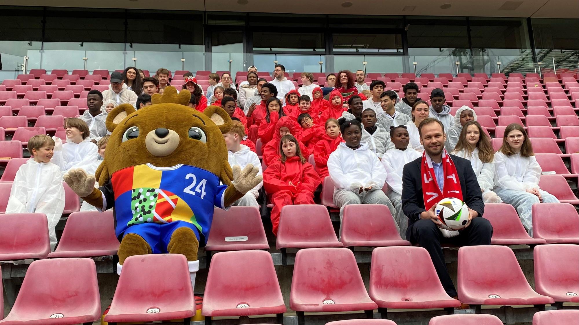 60 ausgewählte Gewinner, Robert Voigtsberger und Maskottchen Albärt bei der symbolischen Übergabe von 1000 EM-Tickets.