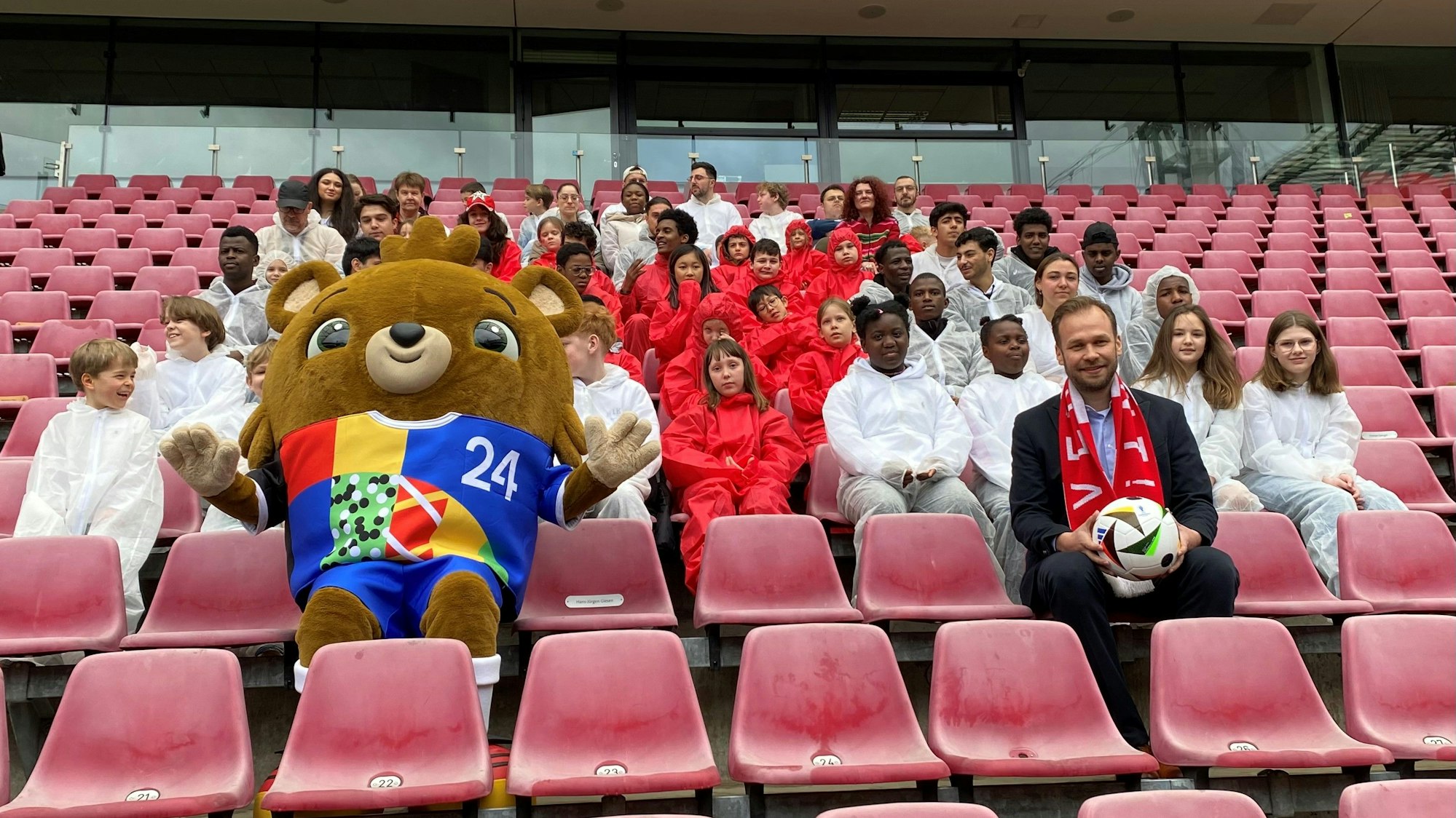 60 ausgewählte Gewinner, Robert Voigtsberger und Maskottchen Albärt bei der symbolischen Übergabe von 1000 EM-Tickets.