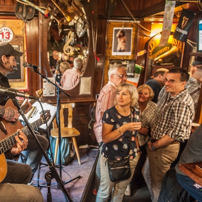 Impression aus dem vergangenen Jahr: „Free Barbie – Kill Ken“ spielten im Wiesdorfer „Notenschlüssel“, der auch beim Kneipenfestival 2024 wieder beteiligt ist.