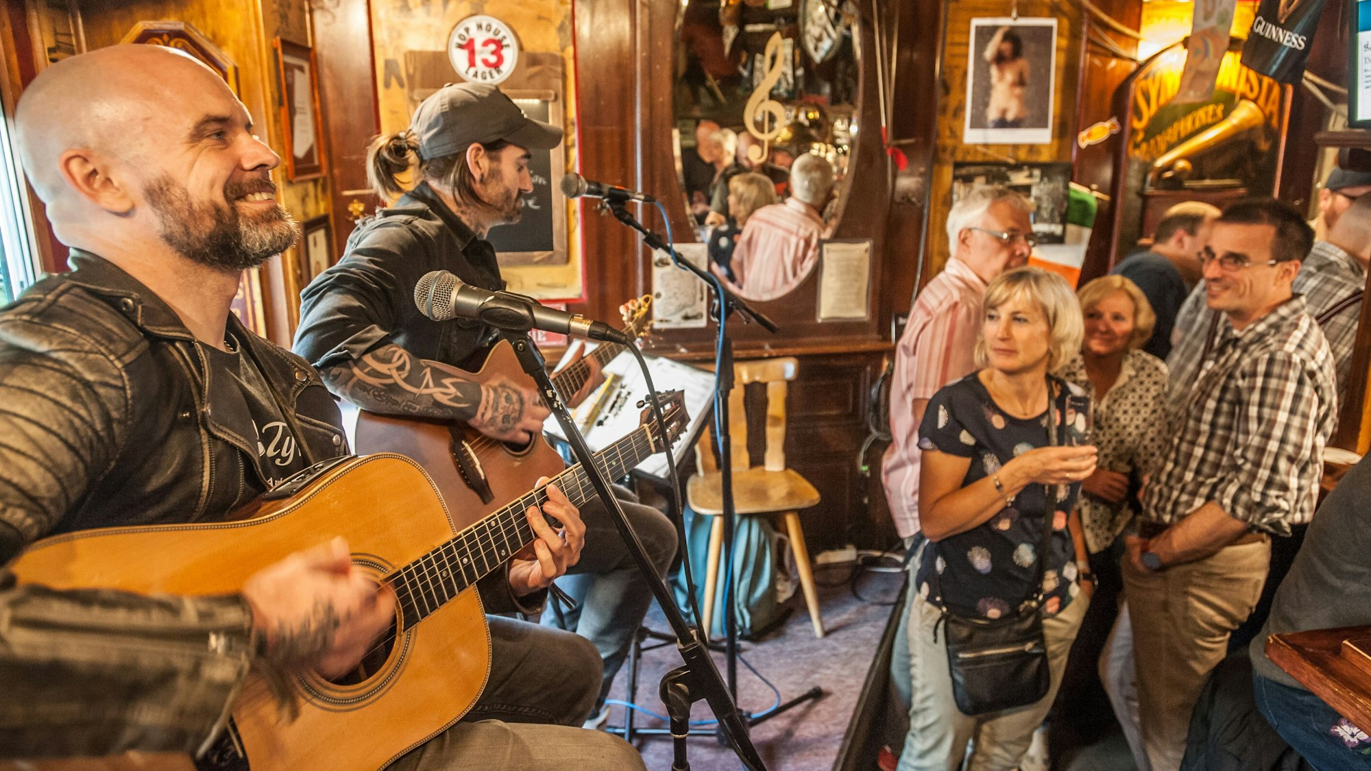 Impression aus dem vergangenen Jahr: „Free Barbie – Kill Ken“ spielten im Wiesdorfer „Notenschlüssel“, der auch beim Kneipenfestival 2024 wieder beteiligt ist.