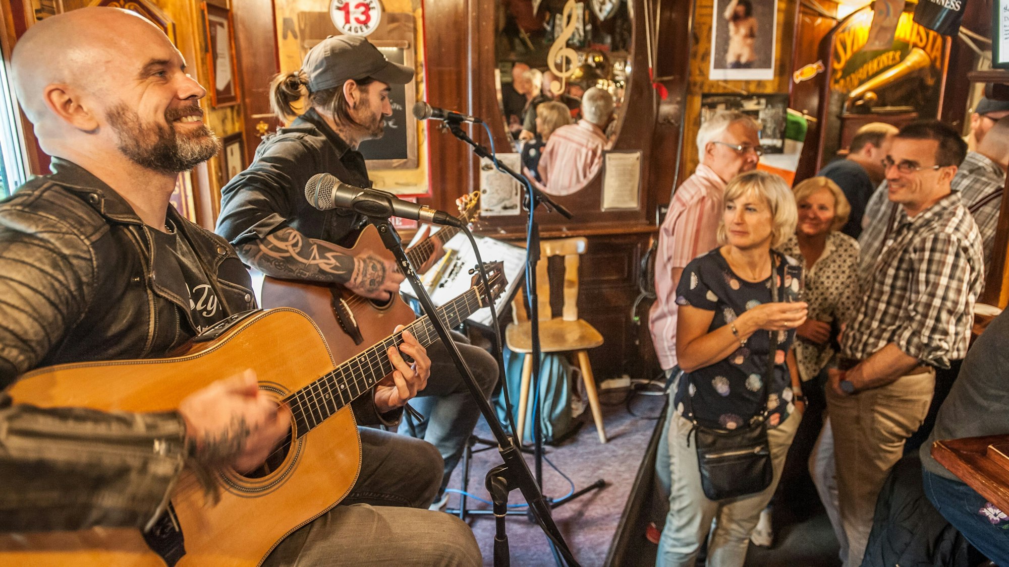 Tausende Menschen kommen jedes Jahr zum Kneipenfestival nach Leverkusen, um – wie hier 2022 – den Bands zuzuhören.