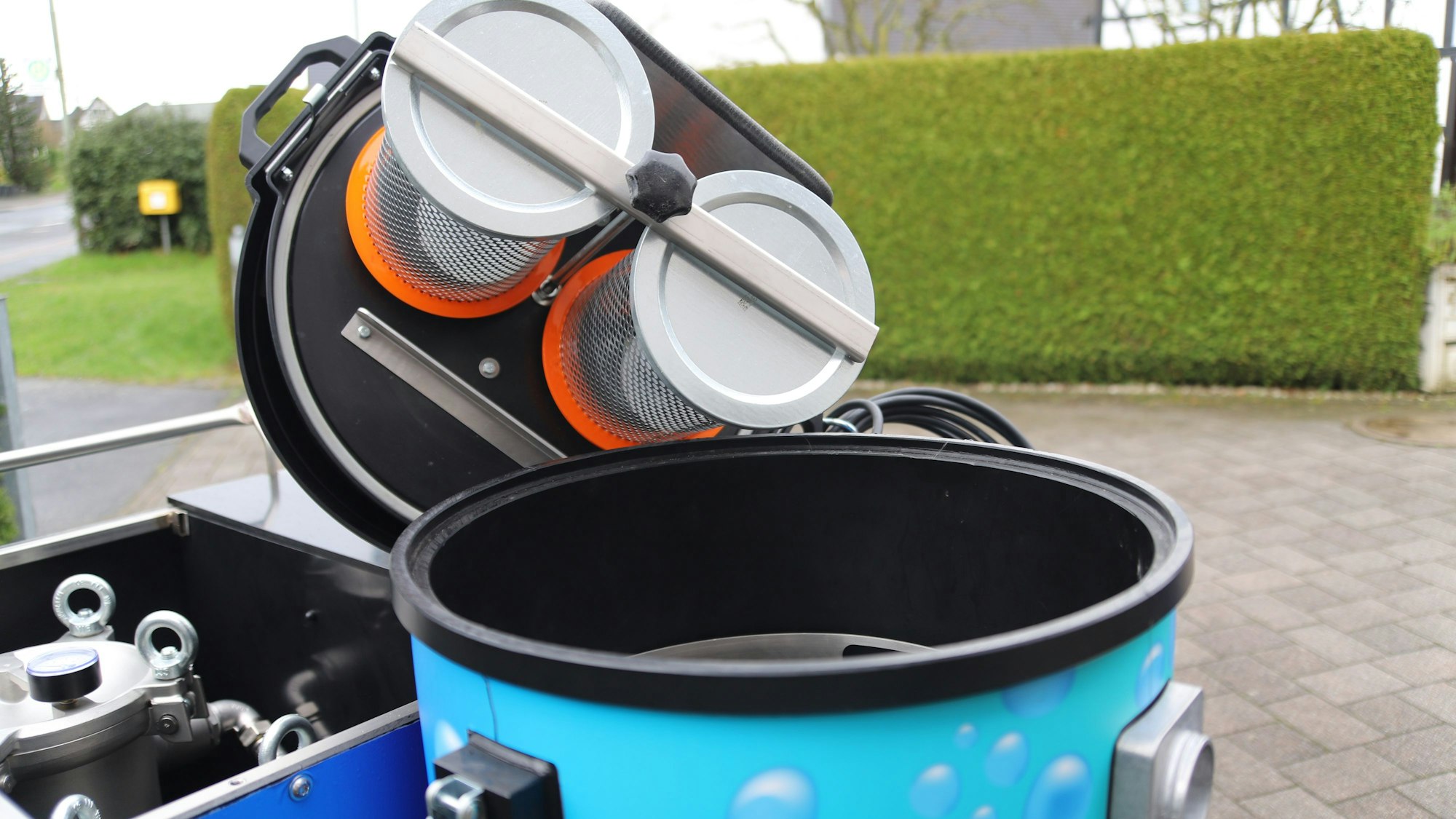 Der Schmutzsauger zieht das Prozesswasser direkt durch Membranen, im Schrank daneben ist unter anderem der Aktivkohlefilter angeordnet.