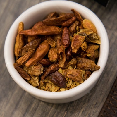 Eine Schale mit getrockneten Chilischoten