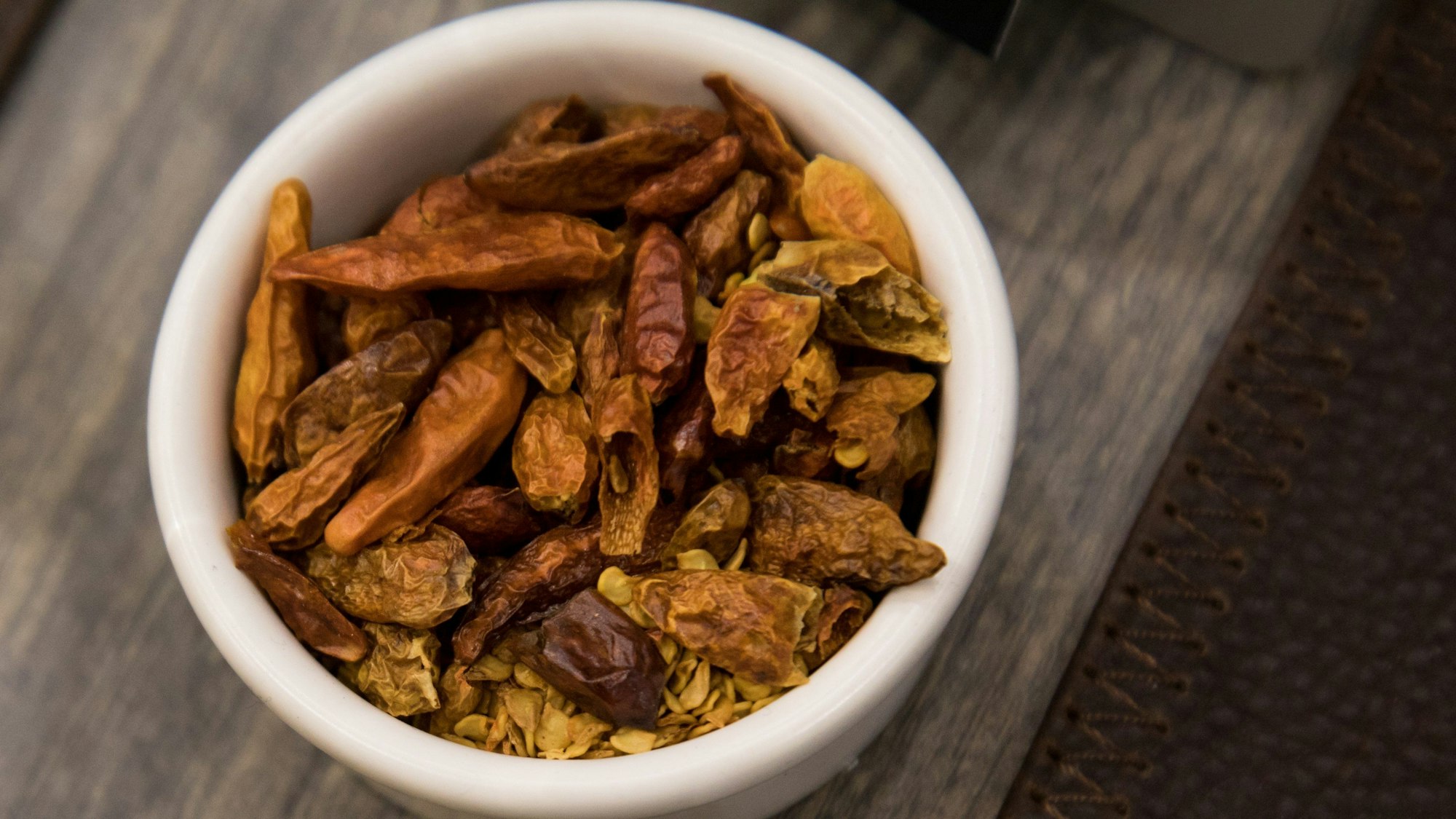 Eine Schale mit getrockneten Chilischoten