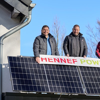 Bernd Momma, Marc C. Schmidt und Florian Reil (v.l.) vom Verein Hennef Power verschenken ein Balkonkraftwerk. Hennefer Bürgerinnen und Bürger können sich bis zum 15. April bewerben.