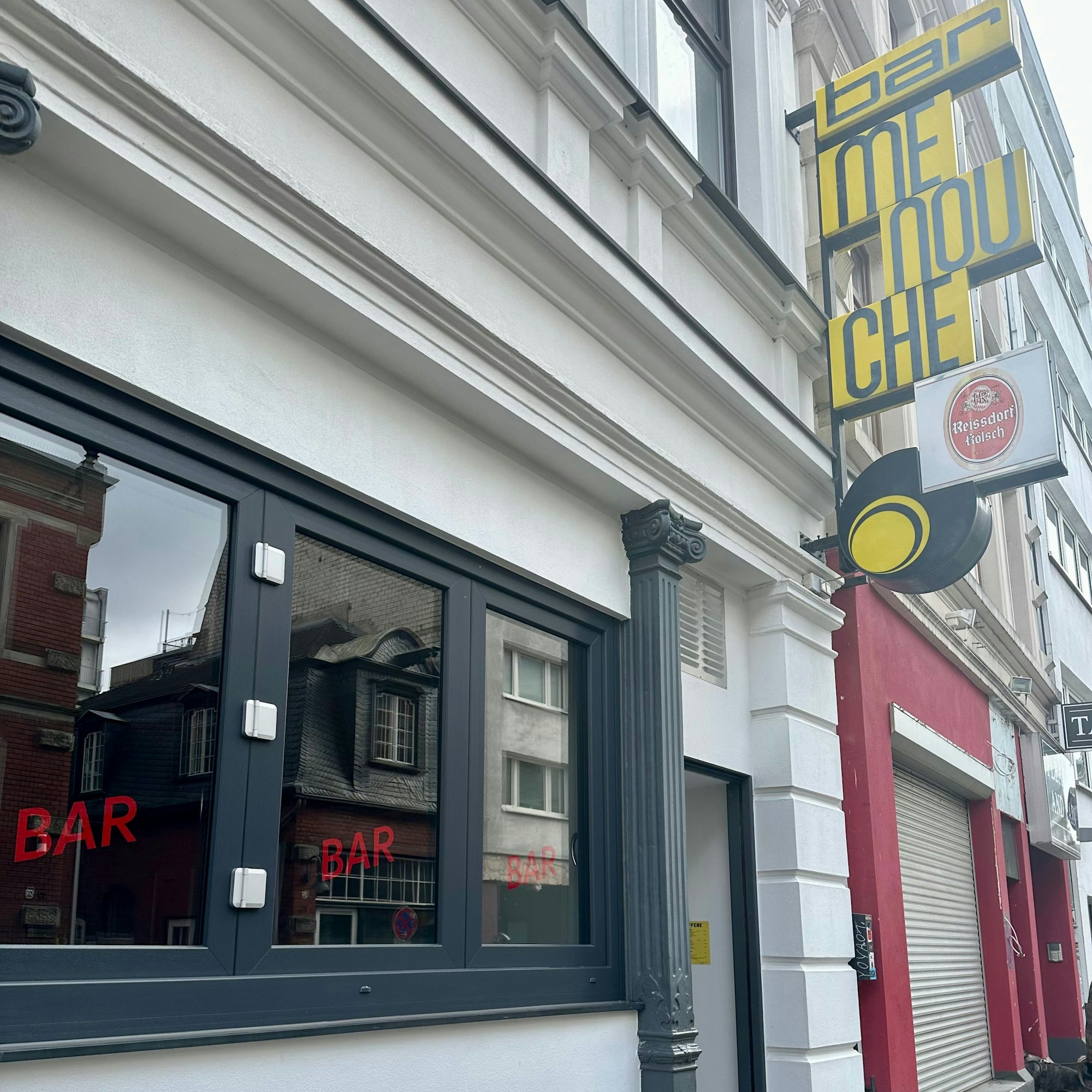 Das alte Bar-Menouche-Schild bleibt hängen, aber es kommt auch noch ein neues hinzu.