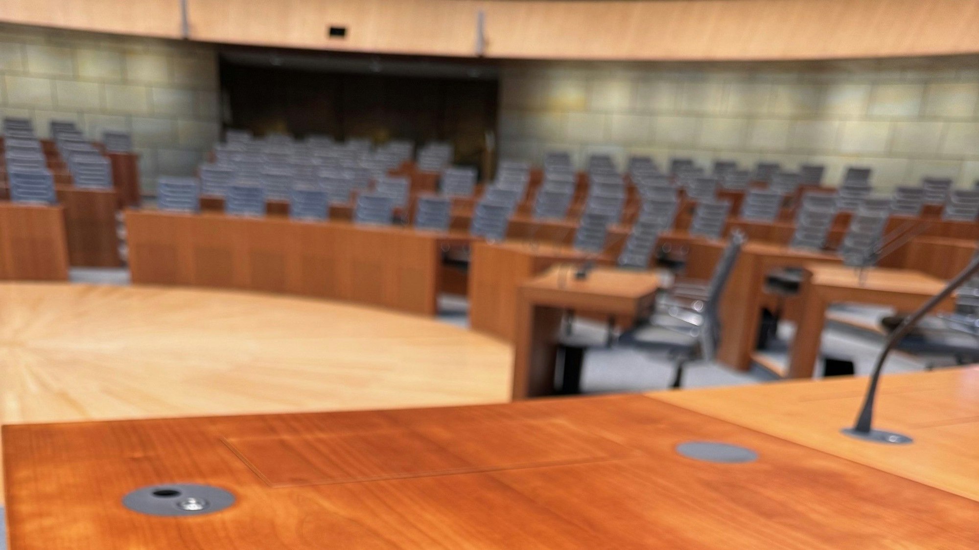 Die Regierungsbank von Hendrik Wüst ist wieder herzfrei.