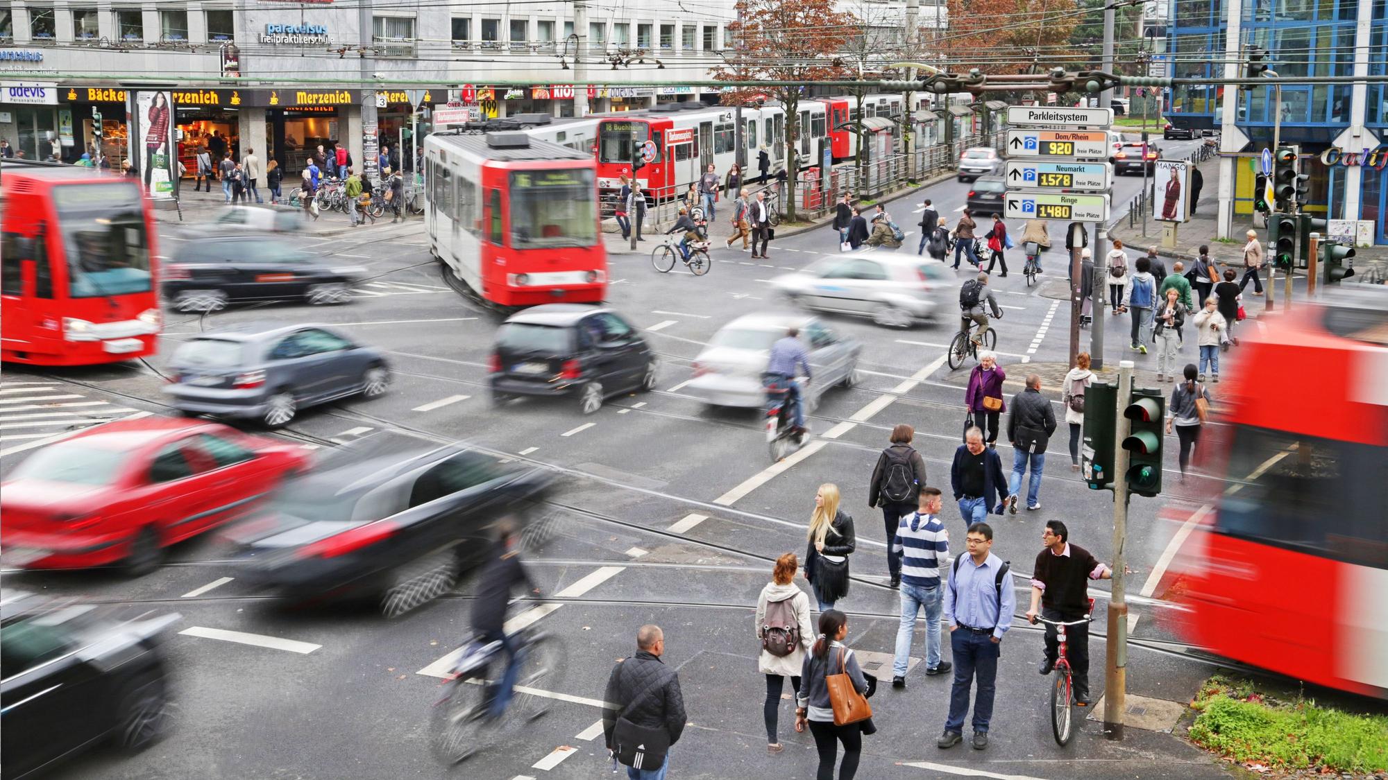 Viel Verkehr auf engem Raum: Fußgänger, Autos und Straßenbahnen überqueren den Barbarossaplatz (Symbolbild).