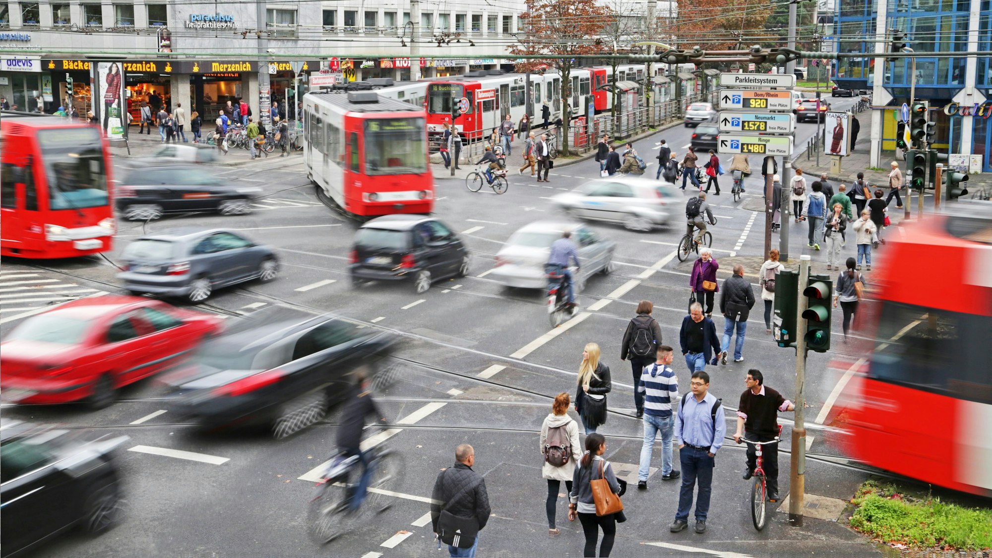 Fussgänger, Autos und Strassenbahnen der KVB befahren den Barbarossaplatz in Koeln auf diesem aus 17 Einzelbildern kombinierten Foto.