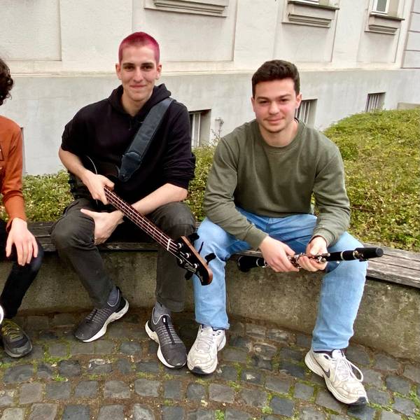 Zu sehen sind drei junge Musiker mit ihren Instrumenten.