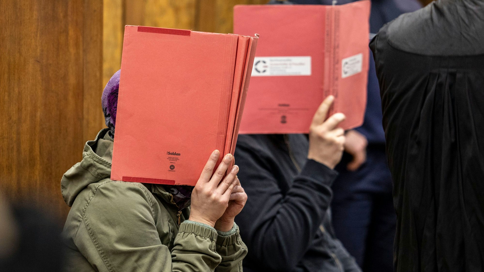 Zu Beginn im Prozess gegen zwei 40-Jährige, die ihre dreijährige Tochter im Keller über Tage zu Tode gequält haben sollen, sitzen die beiden Angeklagten auf der Anklagebank.