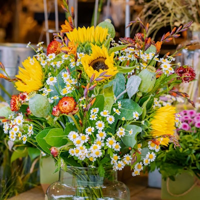 Blumen auf einem Frühlingsmarkt.