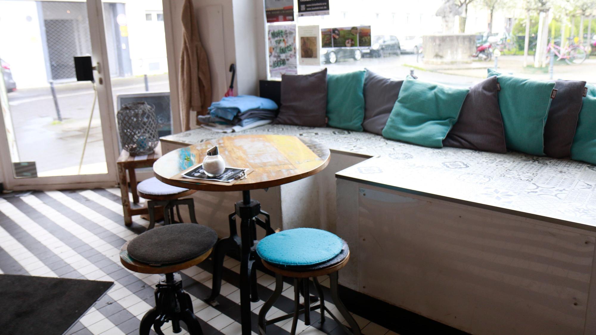 Inneneinrichtung Café Bo in Köln Zollstock.