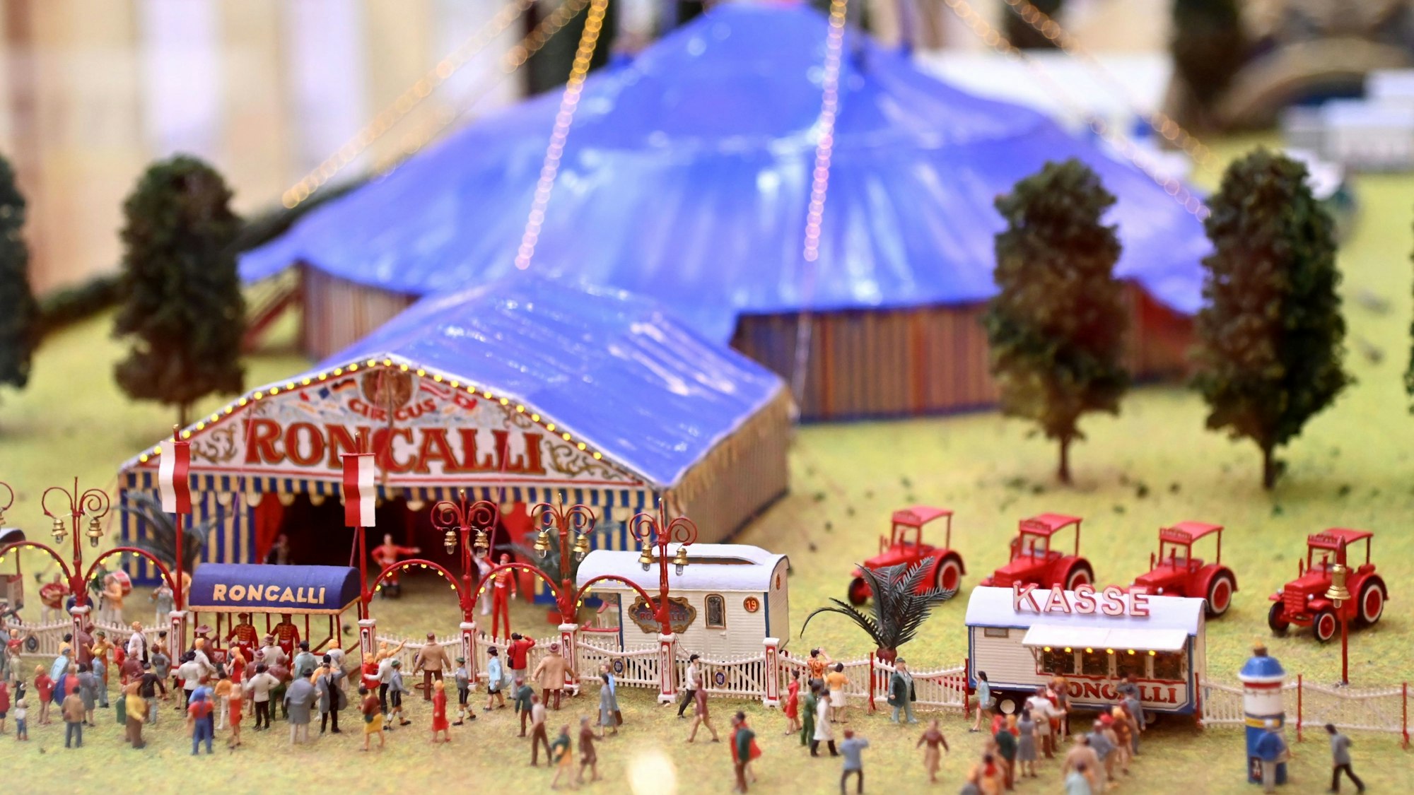 Das blaue-weiße Roncalli-Zelt in Miniatur ist in der Roncalli-Austellung in der Halle der Kreissparkasse am Neumarkt zu sehen.