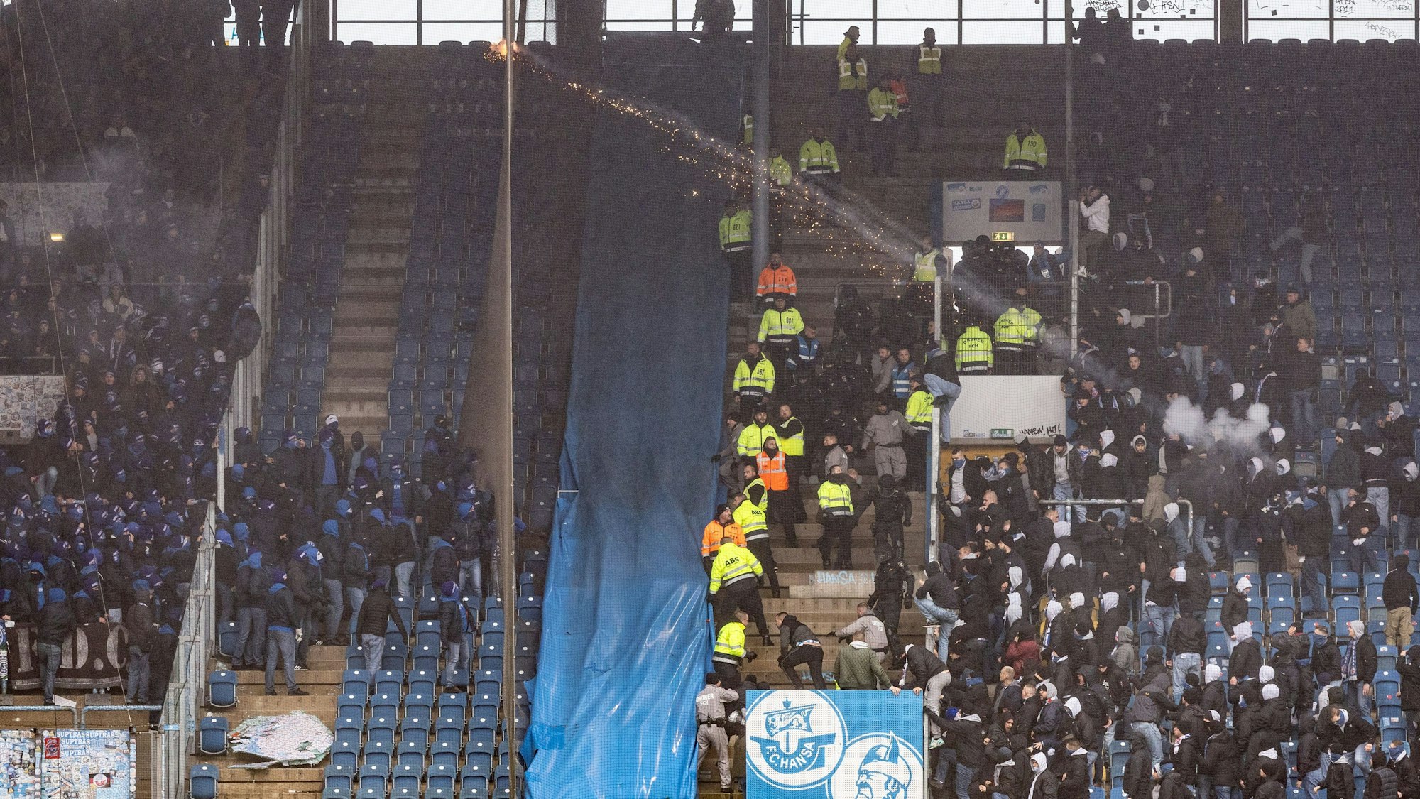 Beim Spiel zwischen Rostock und Schalke im Dezember 2023 kam es zu Ausschreitungen, auch Pyrotechnik wurde in gegnerische Fan-Lager geschossen.